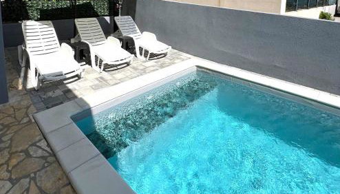 Sun n' Fun Apartments with Pool - Foto 5