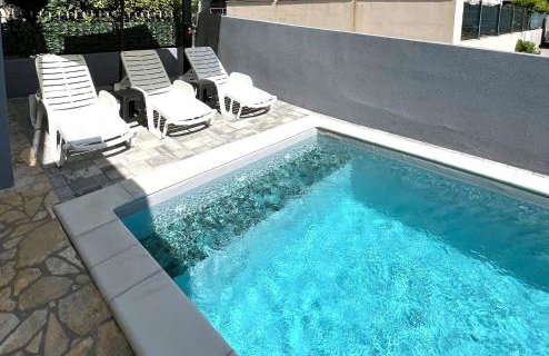 Sun n' Fun Apartments with Pool - Photo 5