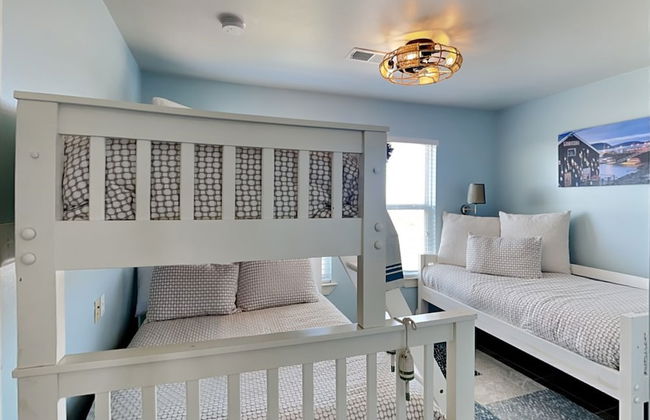 Lighthouse By the Sea - Photo 8