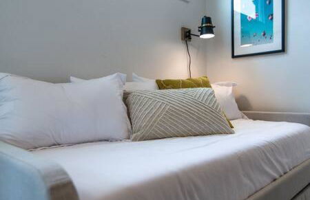 Modern East Nashville Retreat, Walk to Local Faves, Cozy Living Space, Smart TVs & Fast WiFi, Full Kitchen, Garage & Workspace, Steps to Mas Tacos & Rosepepper, 10 Min to Broadway & Nissan Stadium, 24 Hr Hospitality - Foto 9