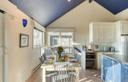 Beachside Retreat w Hot Tub Balcony Dining Blue-Ceiling Charm Sea Cured by AvantStay - Photo 10