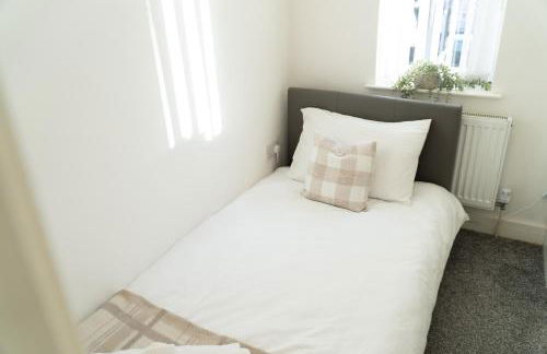 Home Near Etihad, Free Parking, Workplace & Garden - Foto 22