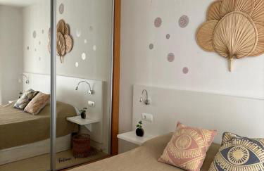 Bajo con jardín a pie de playa y piscina comunitaria con jacuzzi - Foto 24