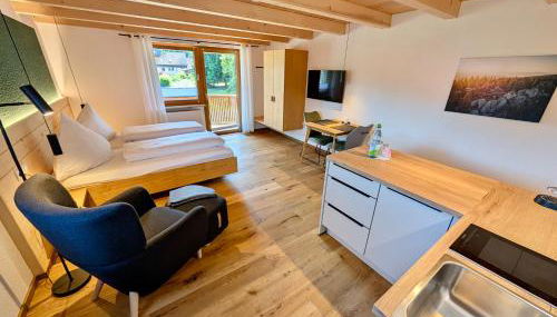 Gästehaus Philipp im Herzen des Fichtelgebirges - 5 Ferienwohnungen, großes Grundstück, Wald und Wiese, Wohnung mit privater Sauna, kostenfreie Parkplätze, WLAN - Foto 2, Garden view