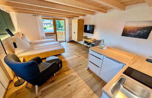 Gästehaus Philipp im Herzen des Fichtelgebirges - 5 Ferienwohnungen, großes Grundstück, Wald und Wiese, Wohnung mit privater Sauna, kostenfreie Parkplätze, WLAN - Foto 2