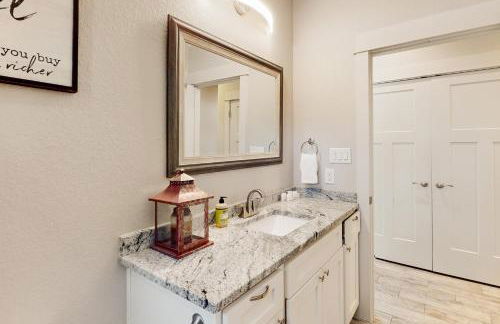 Tanglewood Retreat | Updated house in Spring Branch with a large yard - Foto 16