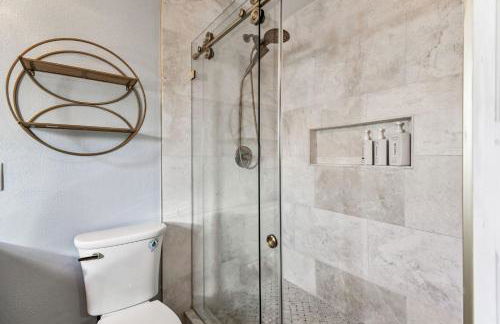 Luxury Home with Hot Tub & Outdoor Oasis blocks from the Beach - Foto 52