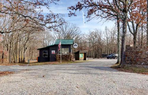 Peaceful Woodland Cabin with Screened Porch & Arcade Near Siloam Springs City Lake, Gentry, AR - Foto 22