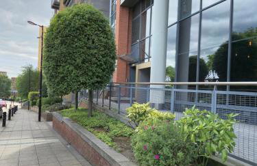 Stylish 2-Bed Apartment, Free Parking, Walk to Hospital & Uni - Foto 17
