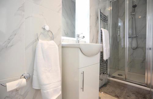 Aisiki Stays Apartments at Hillingdon, 3-Bedroom & 2-Bathroom, Pet-Friendly House with Garden, King or Twin Beds with Free WiFi and Parking Space - Foto 14