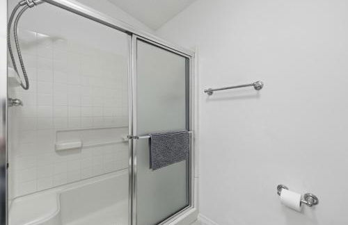 Cozy 2BR Mins to Lake Sumter Landing and Brownwood Paddock Square with BBQ, Workspace, Murphy Bed - Foto 23