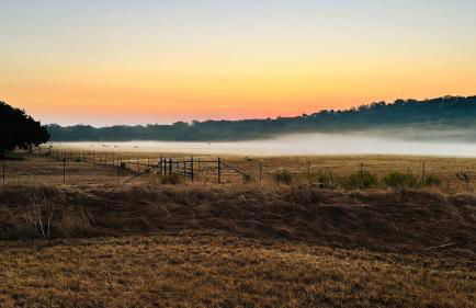 Kingsby Farmhouse - 1BR with 2 Queens & Mountain Views - Photo 23