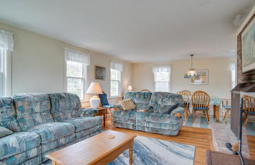 Walk to Beach Chatham Gem with Ocean-View Sunroom! - Foto 6