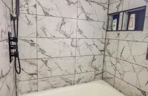 Spacious 3BR Niagara Falls Home with King Bed & Parking 18 Blocks from the Falls - Foto 10