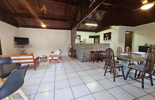 Casa Enorme para 12 pessoas, 4 suites e um fundo com 18mil metros de mata e um pier no rio que sai para o mar-Internet 100MB - Photo 4