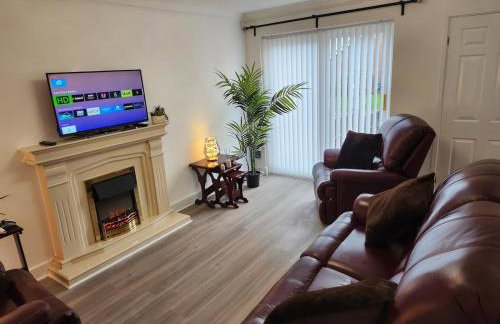 Peaceful 2-Bed Bungalow with Garden & Parking in Bramley Village, Rotherham - Foto 2