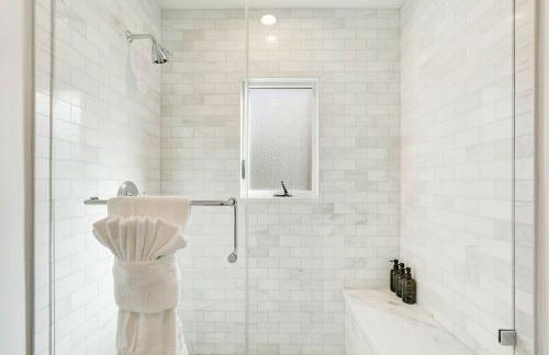 Charming 2BR 2BA Los Angeles Home with Character - Foto 26