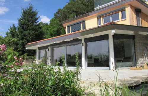 Ferienhaus hoch über dem Taubertal mit fantastischem Weitblick, Dachterrasse, 2000m2 großem Grundstück und Kamin - Foto 1