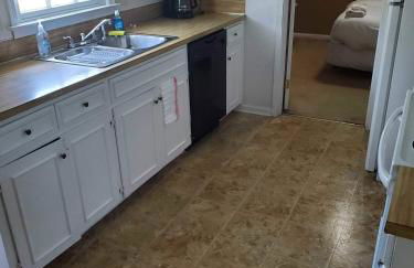 Large Fenced Yard near Midtown- Shamrock Stay - Foto 78