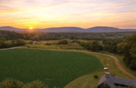 52-Acre Berkshires Farmhouse • Fire Pit Outdoor Dining Trails Copper Kettle Farm by AvantStay - Foto 1