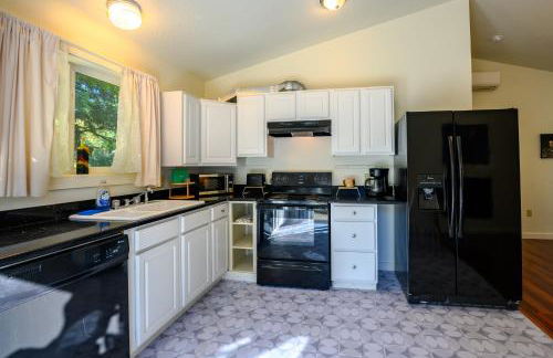 Blue House - private 2 bed, 2 bath home with garage - Photo 11