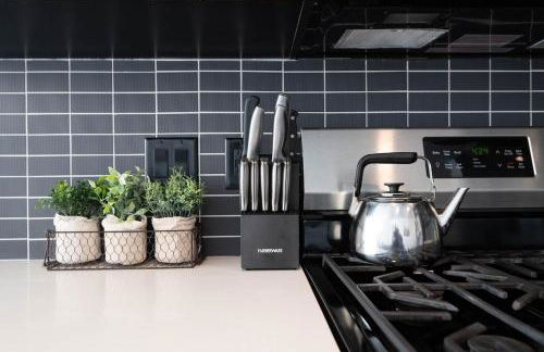 Stylish 3BR High-Rise with Pool, Hot Tub & Rooftop Views - Foto 23