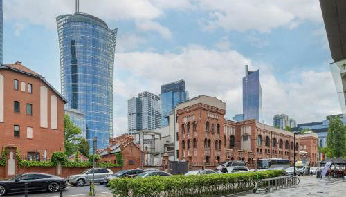 Metro Wola Apartment with Parking & AC next to Warsaw Rising Museum by Noclegi Renters - Foto 2