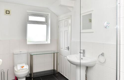 Spacious 4 Bedroom home with Parking Garden - Pass the Keys - Foto 32