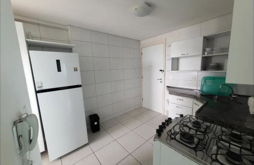 Confortável apartamento com 2 quartos, sendo um suíte, varanda, ampla sala, cozinha área de serviço e banheiro social - Foto 10