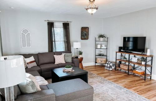 Large 4 Bedroom Home Close to Airport and IX Center - Foto 10