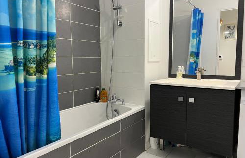 Lumière Parisienne Spacious 2BR Apartment with Terrace Free Parking Near Metro Line 13 - Foto 16