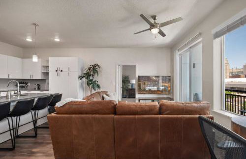 Deluxe 2BR Convention Center Gym, Pool, Htub, Pkg - Foto 12