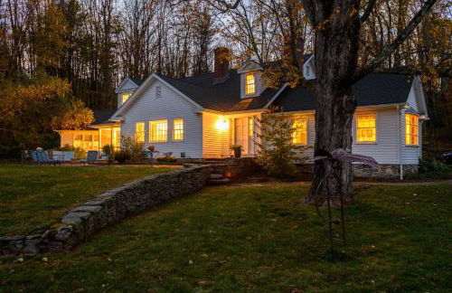 Elegant 7BR Estate with Pool & Hot Tub in Berkshires - Foto 70