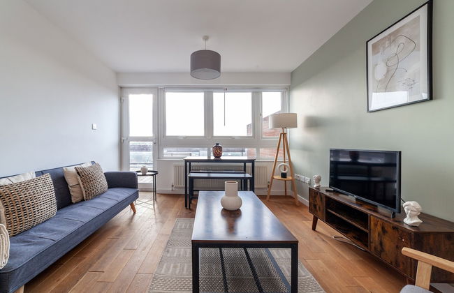 High-End 2 Bed Flat near Westfield London - Photo 1