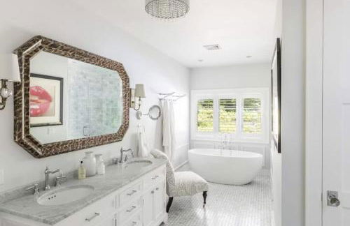 Bull Path Manor by Rove Travel - Luxe Home with Pool & Hot Tub - Foto 13