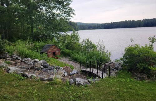 Spacious Accessible Waterfront Retreat with Hot Tub - Foto 10