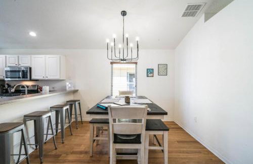 Great Location, gated community, private heated POOL - Foto 20