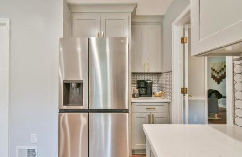 Cozy Home with Arcade, Ping Pong & Fenced Backyard - Foto 6