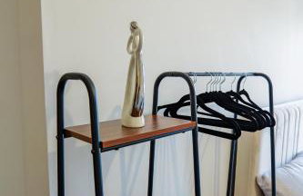 Zeenat Central Bury - Modern 2BR with Free Parking Sleeps 6 - Foto 37