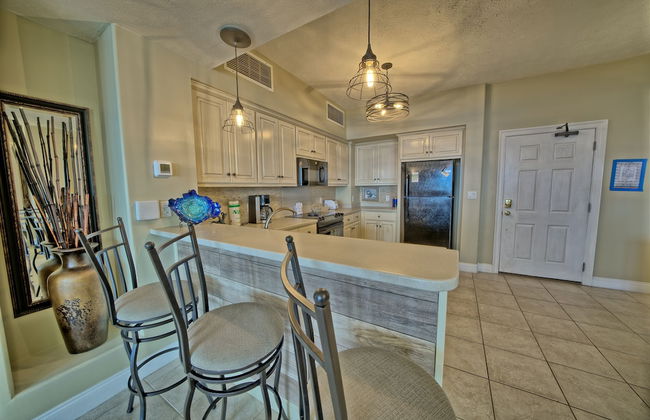 Luxurious High-Rise Condo with Direct Beach Access & Beachside Pool - Unit 2105 by RedAwning - Foto 1