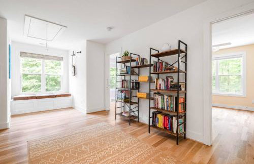 Peaceful & Spacious Modern Home - Lake Views! - Foto 19