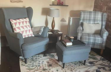 Historic converted byre in courtyard of 16C house - Foto 21