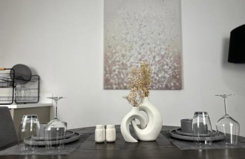 Cozy City Centre Apartment with Free Gym and Free Coffee - Photo 17