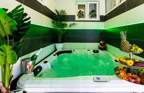Apartment By the Way Hot Tub and Free Parking - Photo 15