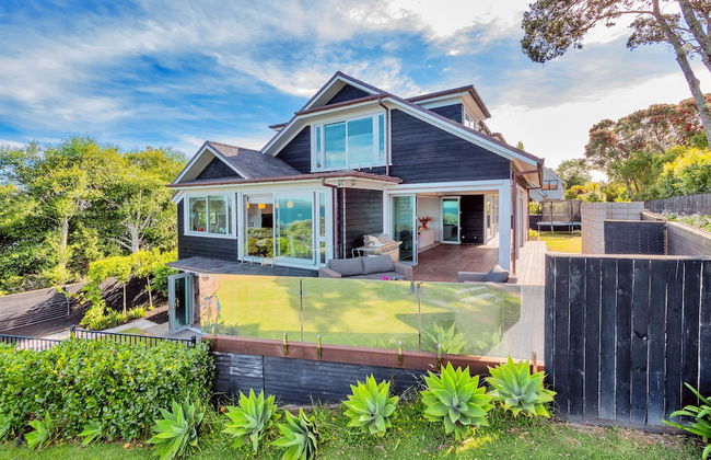 Elegant Sea-View Villa on the Northshore - Photo 1