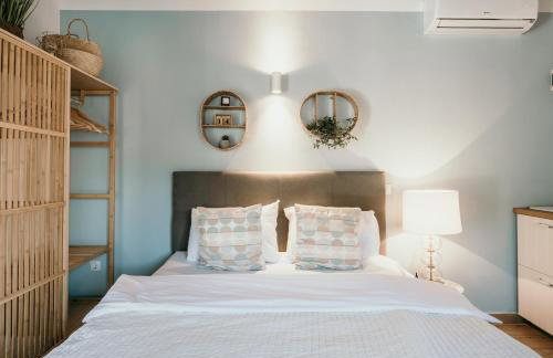 Mila and Jurija Formenti 2 apartments in heart of nautic marina, with heated swimming pool May till October, bikes, Sup, kajak, free parking in our garden - Photo 36