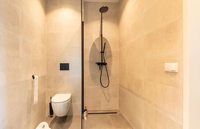 Cozy Villa With Lakeside Views - Photo 21