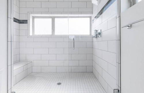 Urban Architectural Retreat with Rooftop Deck & Fi - Foto 21