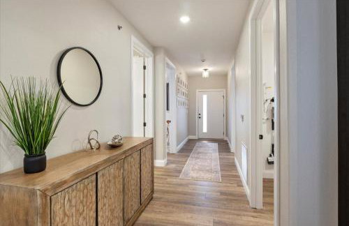 Family-Fun Lakeside Luxury at Topsider in Osage w/ 2 Pools, Prime Views Pack N' Play & Games - Foto 31