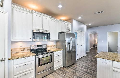 Group Getaway with Deck, Steps to Crystal Beach! - Foto 14